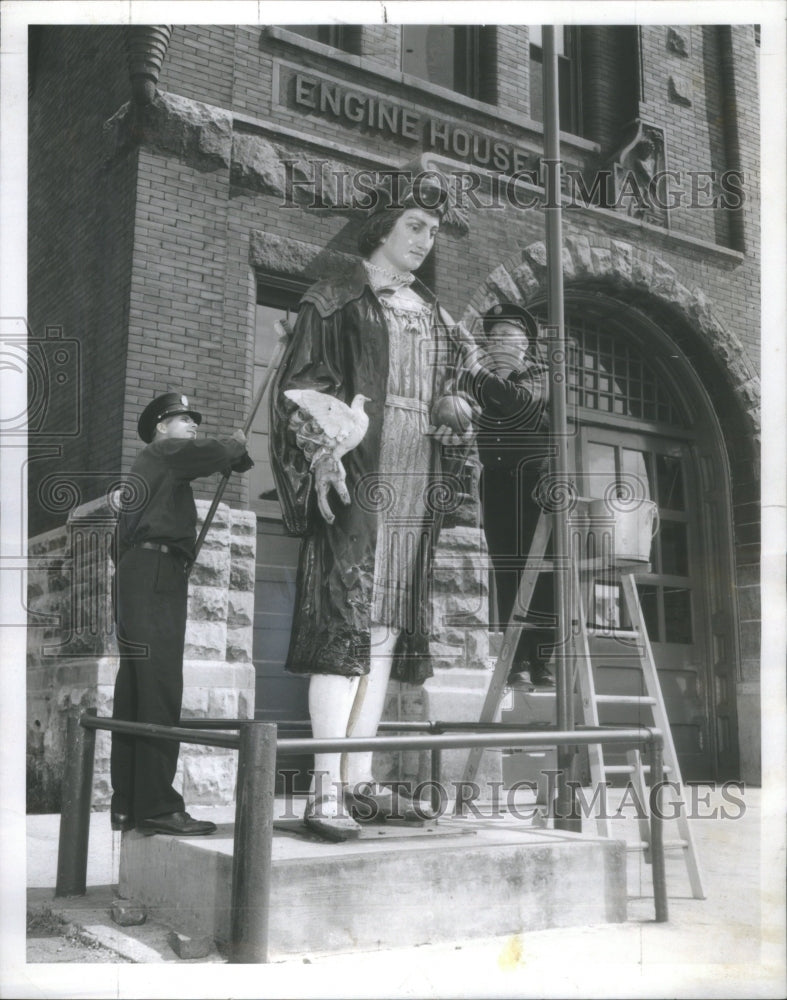 1959 Press Photo Chicago Engine House Christopher Columbus Statue Being Cleaned - Historic Images