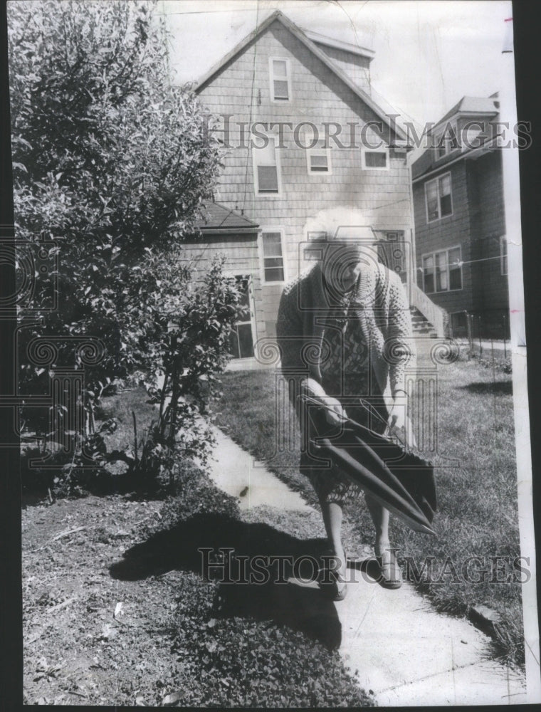 1976 Photo Mrs Comito Retrieves Grass Catcher Her Husband Used Before Being Shot - Historic Images