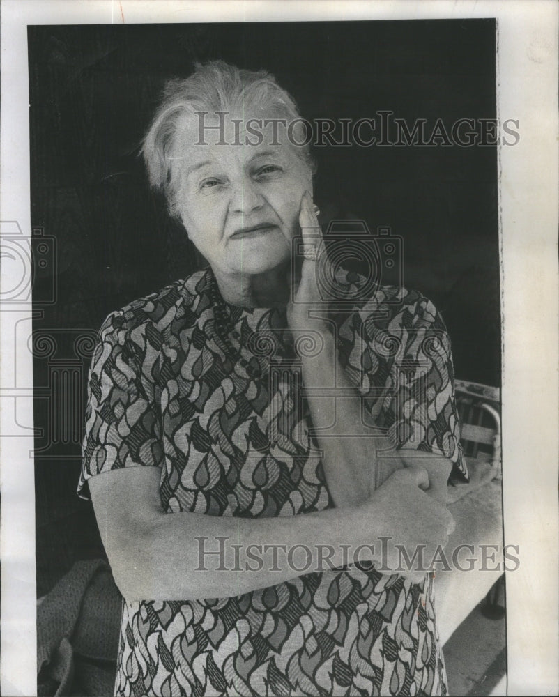 1976 Photo Mrs Comito Retrieves Grass Catcher Her Husband Used Before Being Shot - Historic Images