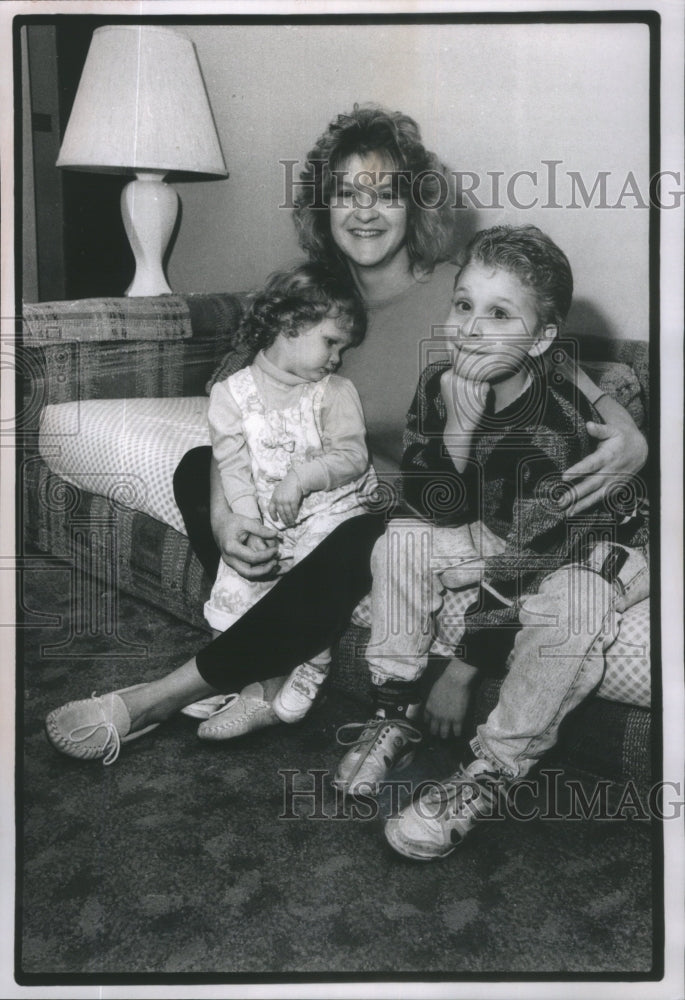 1990  Barbara Coniglio of Chicago, with her Children - Historic Images