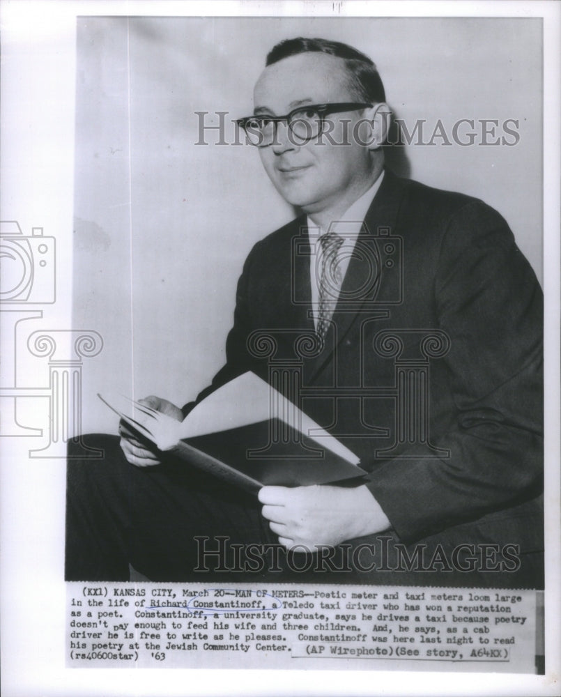 1963 Press Photo Toledo Taxi Driver Poet Constantinoff Reading Poetry - Historic Images