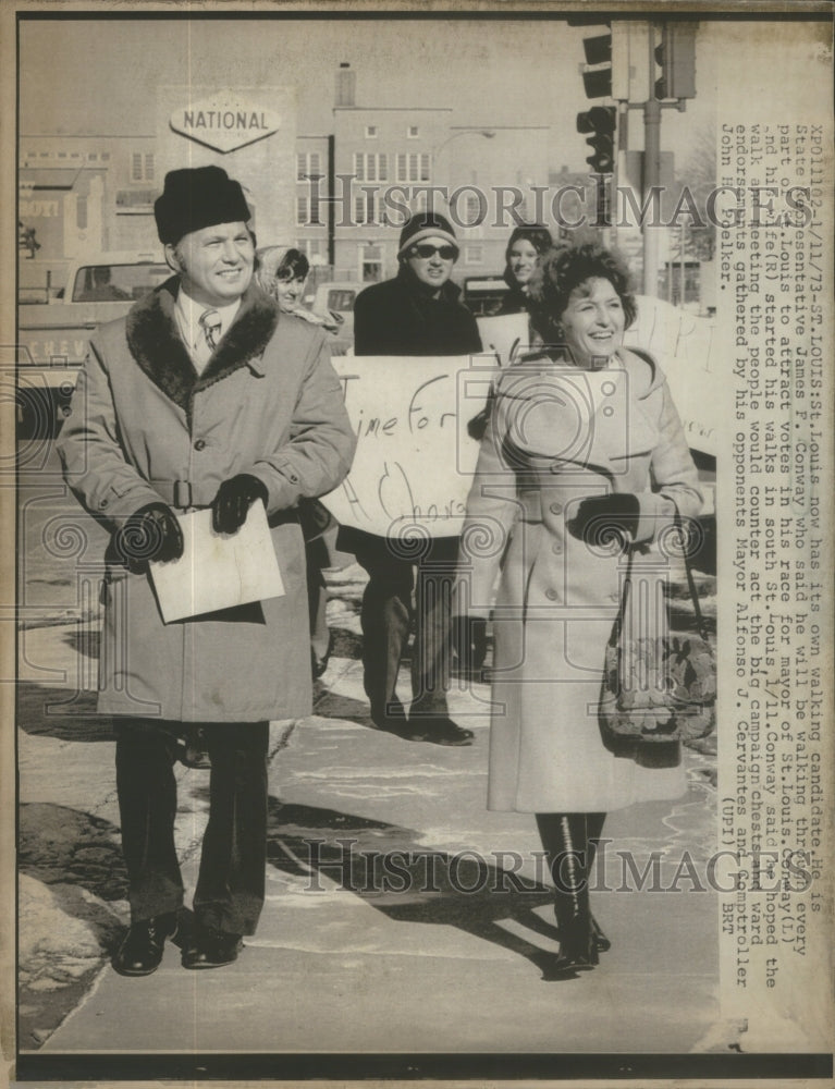 1973 Press Photo St Louis Mayoral Candidate Conway Walking Streets- RSA83645 - Historic Images