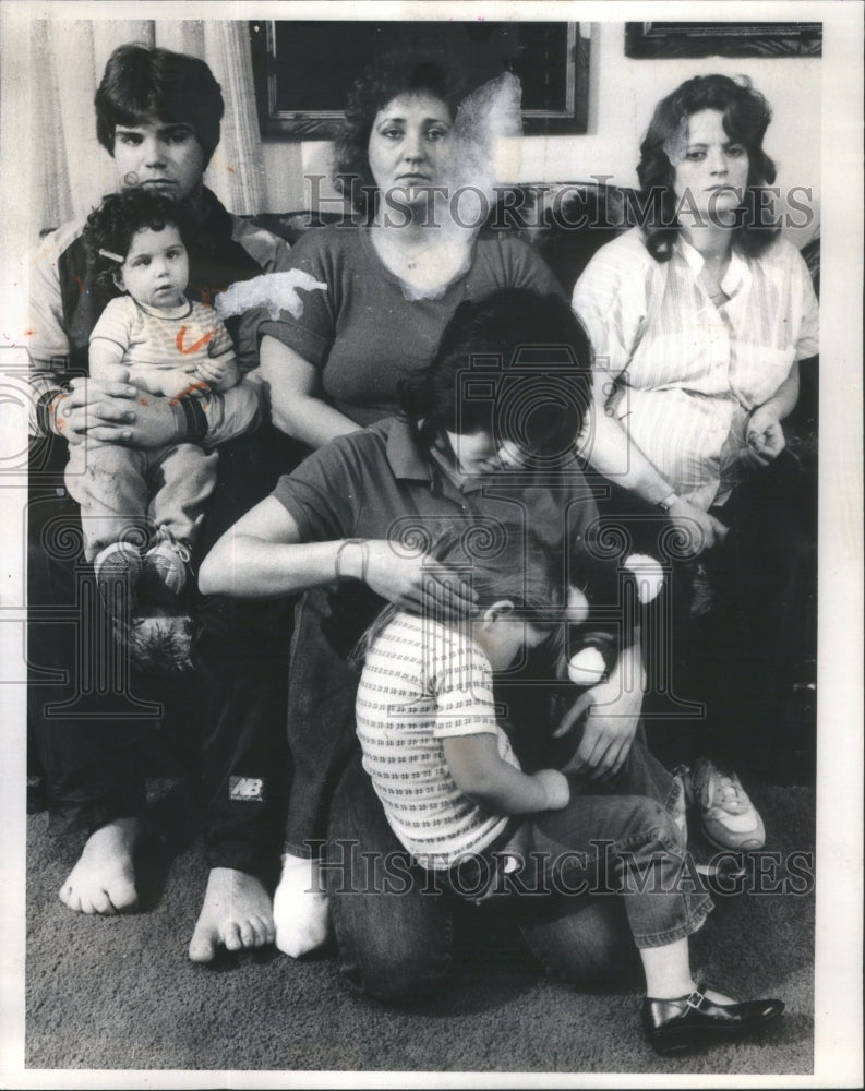 1985 Members of Prisoner, Helen Allen Family at Home Grieving - Historic Images