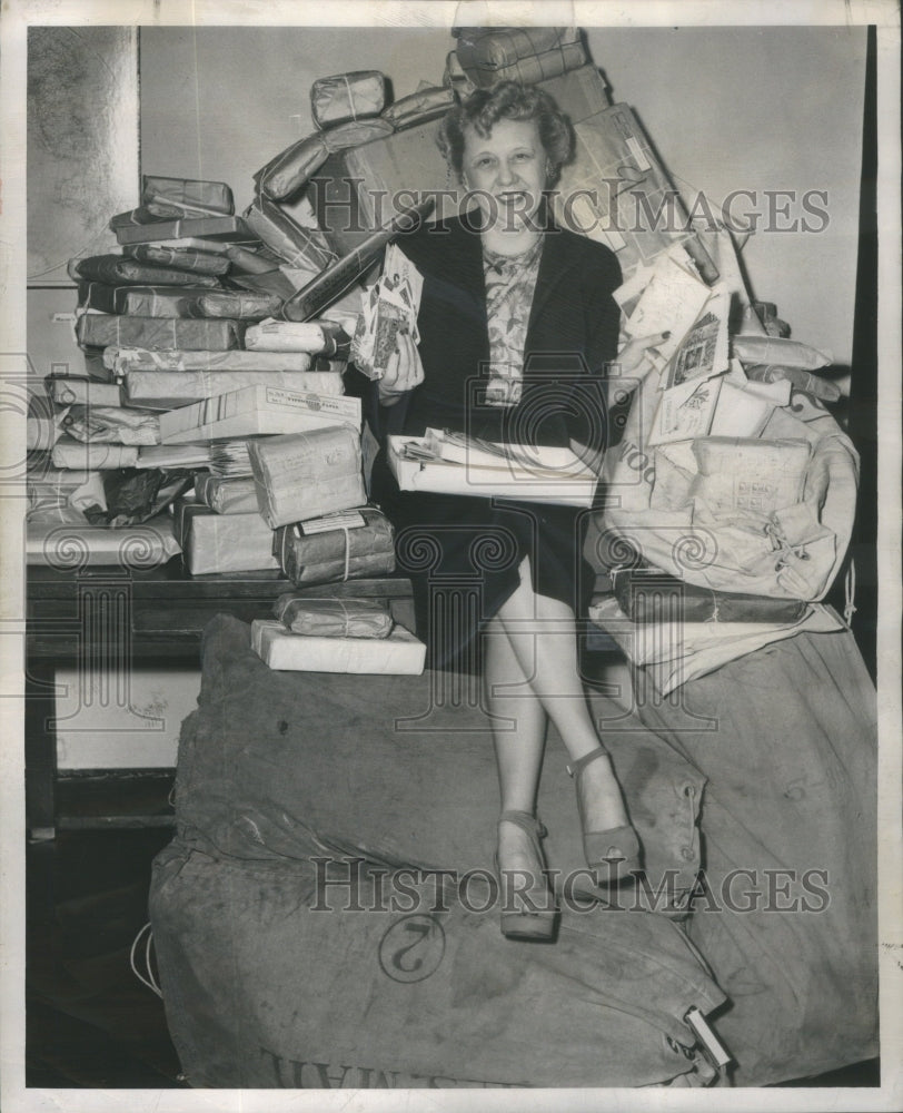 1950 Press Photo Helen Aman chief tele operator Xmas cards Children Hospitals - Historic Images