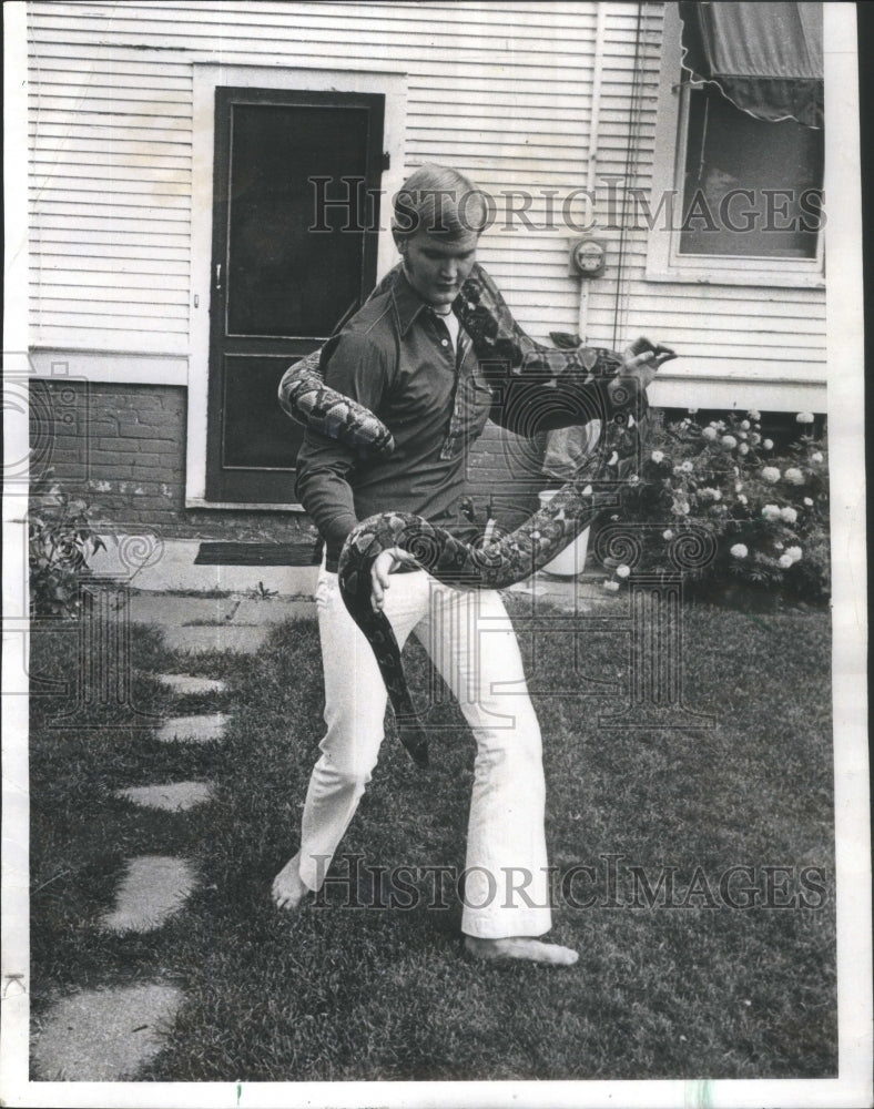 1970 Press Photo Donald Alford Brings 14 Ft Python To U Of New Mexico - Historic Images