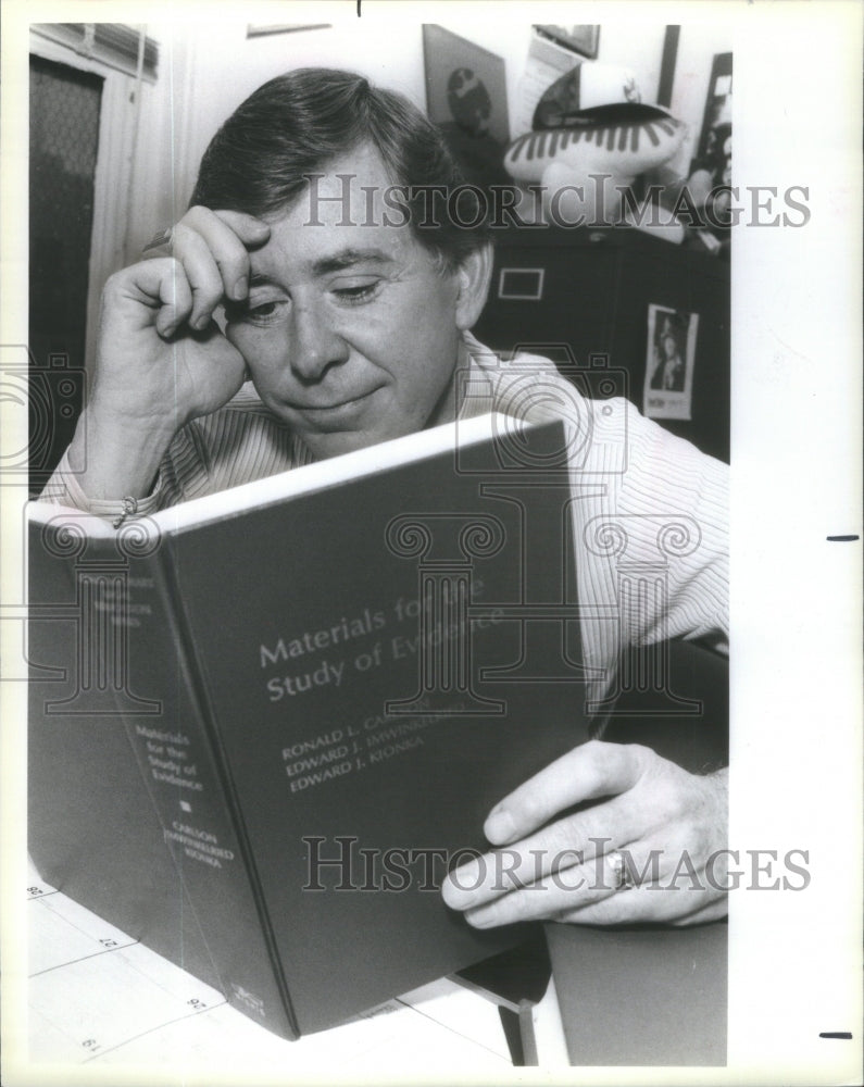 1985 Press Photo Channel 7 Newsman Daly Studying Law Books Office - Historic Images