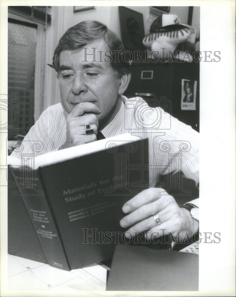 1985 Joel Daly studies his law books - Historic Images