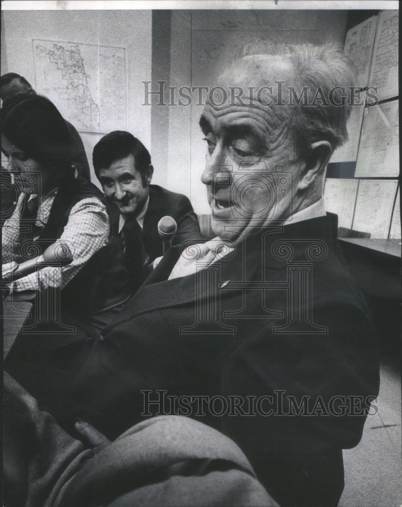 1975 Press Photo Board Election Commissioners Lar Daly Submits Candidacy - Historic Images