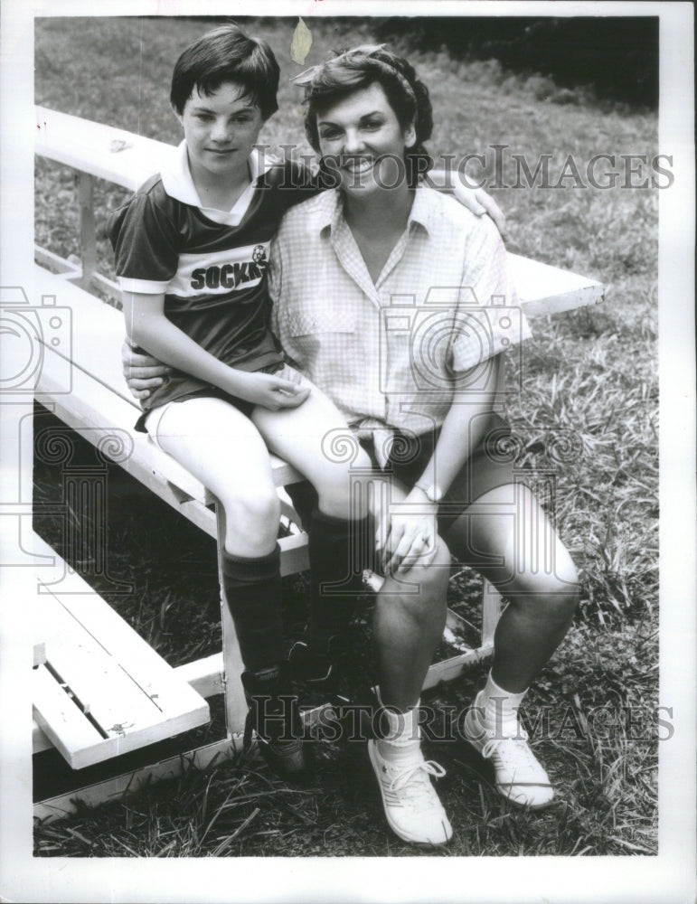 1988 Press Photo Tyne Daly Joe Polito Program Kids Snap- RSA84777 - Historic Images