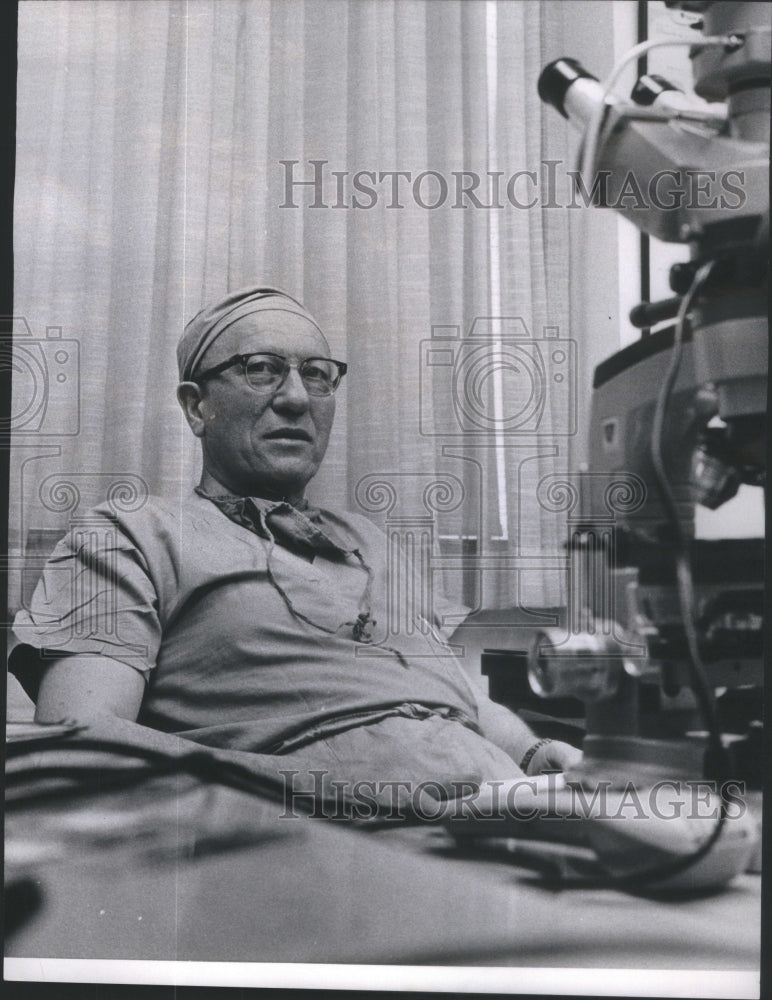 1967 Press Photo Pathologist Dr Charles Dale- RSA84909 - Historic Images