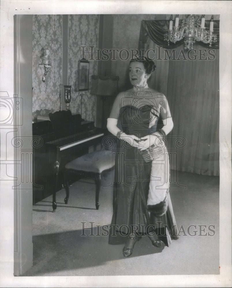 1952 Socialite Kelly Dressed For Margaret Etter Creche Jewel Ball - Historic Images