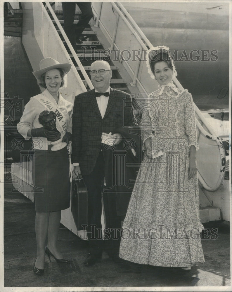 1965 Press Photo Sun Times Editor Franklin Deplanes London Airport - Historic Images