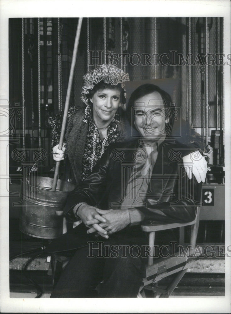 1986 Press Photo Neil Diamond Hello Again Special Burnett With Host- RSA85625- Historic Images