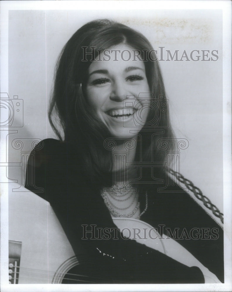 1975 Press Photo Barbara Dhein Singer Guitarist Polaris restaurant Lounge - Historic Images