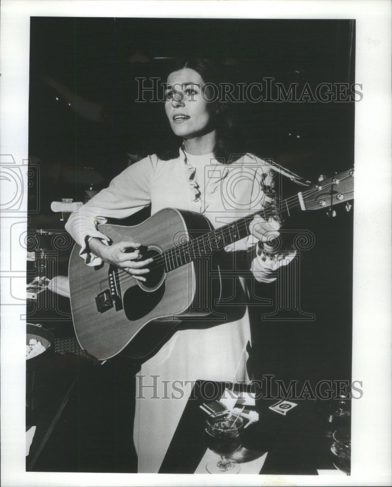 1975 Press Photo Singer Guitarist Dhein Serenading Polaris Restaurant - Historic Images