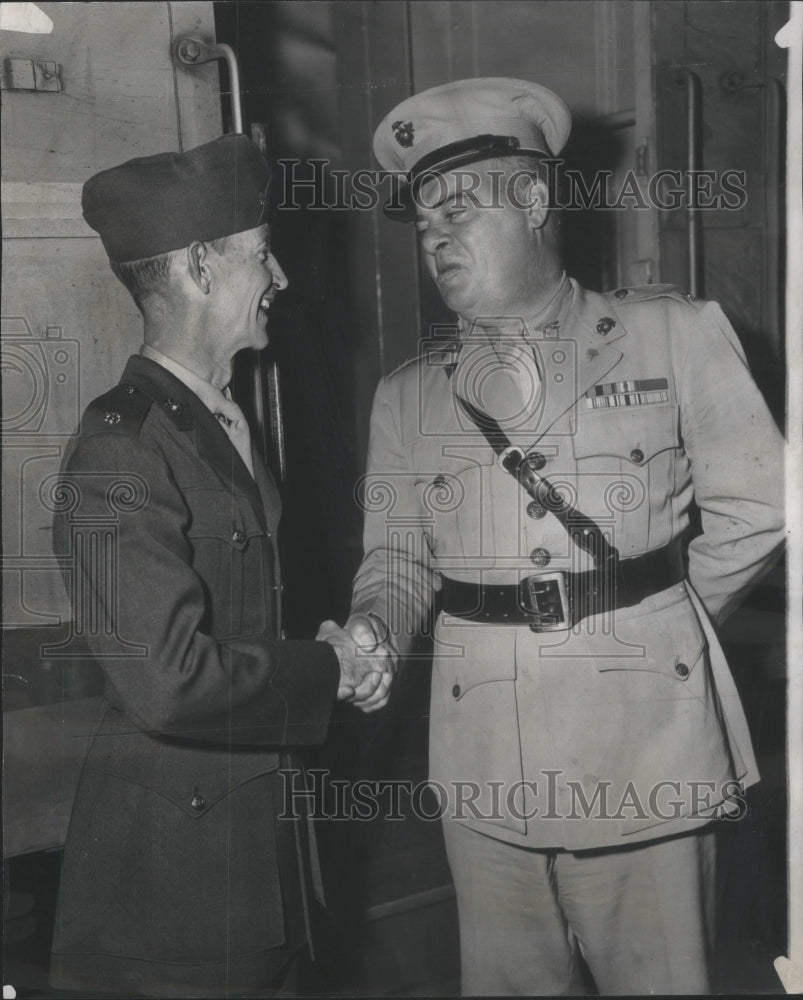 1945 Press Photo Wake Island Hero Devereux Shaking Hands Fordney - Historic Images