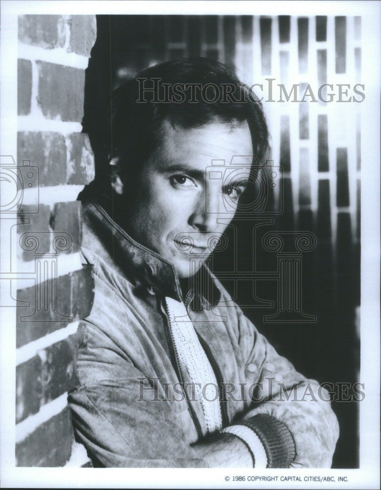 1986 Press Photo Actor Robert Desiderio In Heart Of The City- RSA86387 - Historic Images
