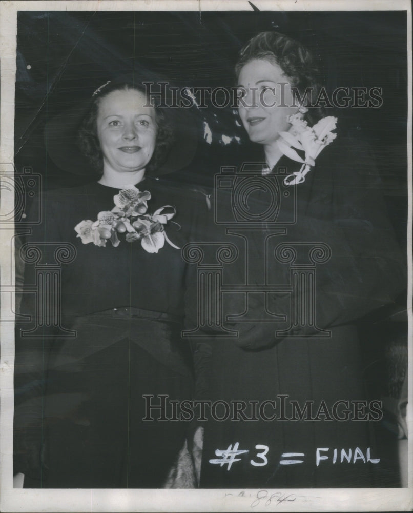 1944, Chicago Stadium Event Socialites Attend Green Dewey- RSA86439 - Historic Images