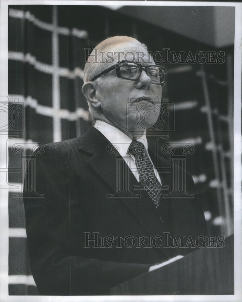 1977 Press Photo Peoples Gas Annual Stockholders Meeting Chairman Drevs Speaking - Historic Images