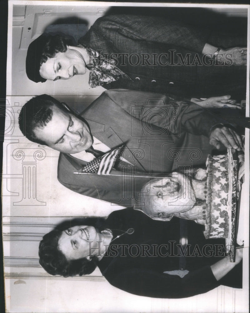 1960 Vice President Mrs Nixon admire elephant cake product-Historic Images