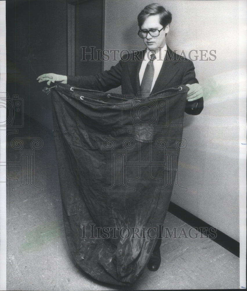 1976 Reporter Geof Dubson Brown Cloth Bag Muriel Fulton Kidnapped-Historic Images