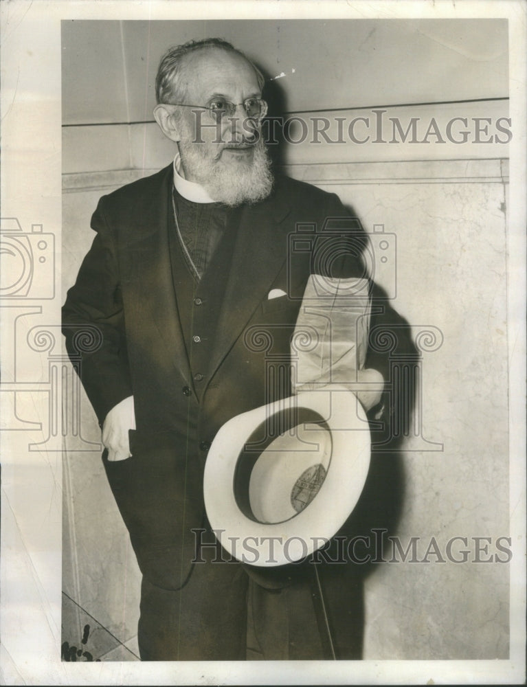 1948 Bishop Leonte holds hat circuit courts stands - Historic Images