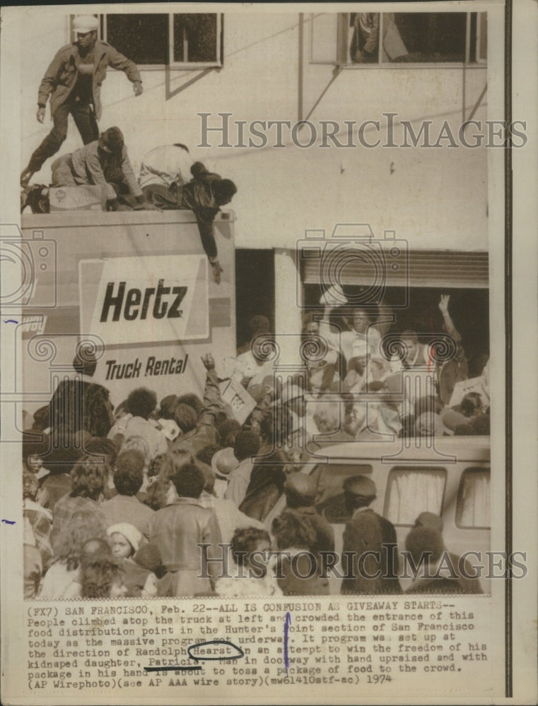 1974, People truck food distribution crowded Randolph Hearst - Historic Images