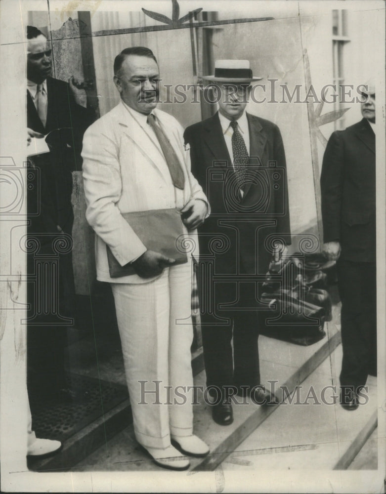 1933 Press Photo Hugh Johnson Secretary lckes White house oil code group - Historic Images