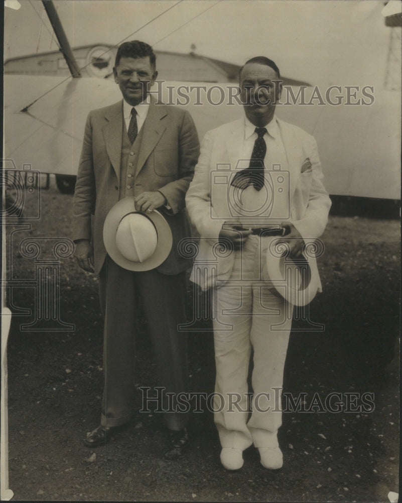 1934 Mayor Kelly Gen Johnson holds hat stands road-Historic Images