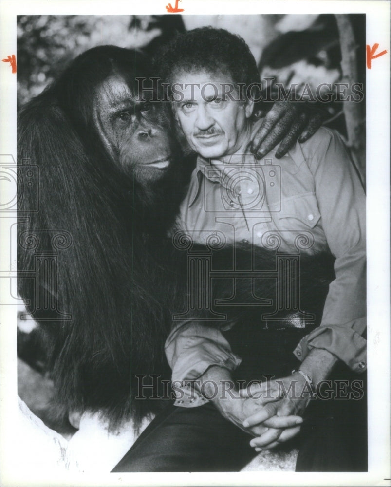 1990, Ralph Helfer animal trainer with a gorilla.- RSA88263 - Historic Images