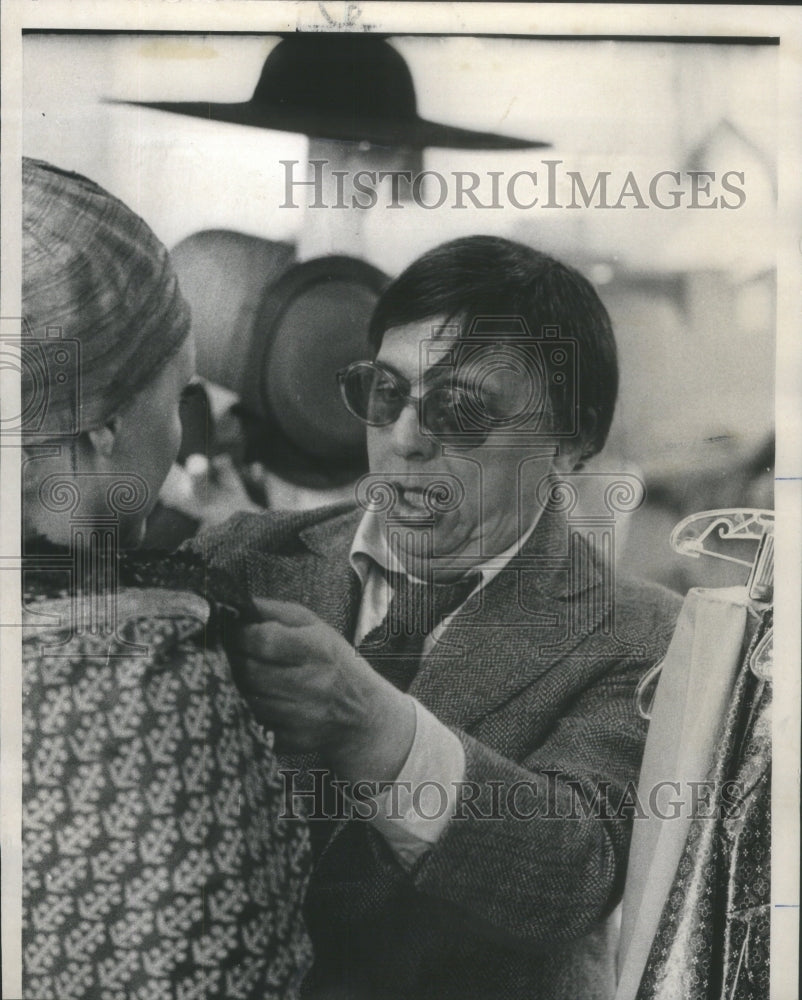 1972 Press Photo Mrs Johns Stitching Three Decades Fabric Engineer Woman - Historic Images