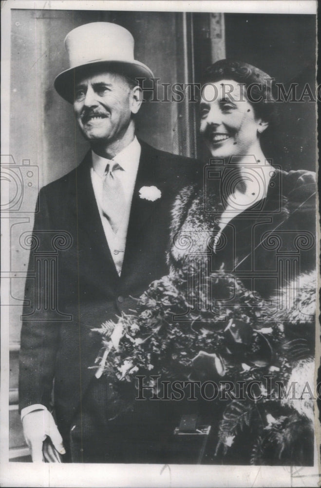 1952 Penelope Hamilton and Maj. J. H. Hillyard Wedding - Historic Images