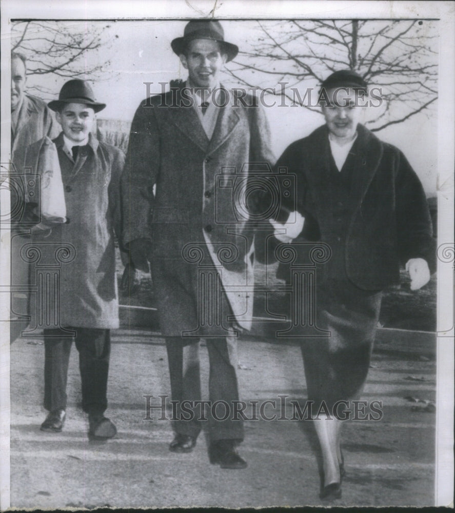 1954 Anthony Alger Hiss walks carry car federal Prison New York - Historic Images