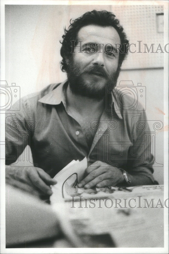 1977 Press Photo Nikos Kakaounatis reporter and book author- RSA89353 - Historic Images