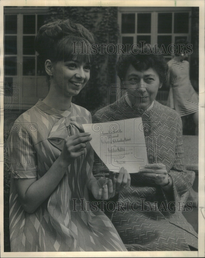 1967 Gretchen Kalita outside the Art Institute with Mrs. Edith Grimm - Historic Images