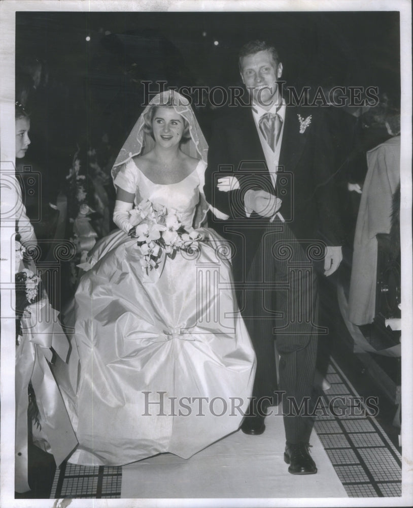 1958 Mr. and Mrs. Robert Harmon show leaving church after wedding. - Historic Images