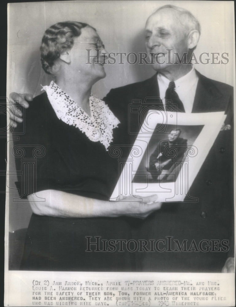 1943 Press Photo Mr. and Mrs. Louis Harmon prays for the safety of their son- Historic Images