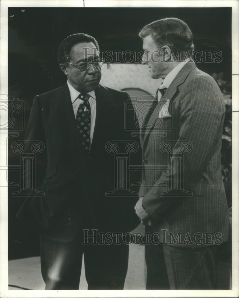 1977 Press Photo Author Alex Haley "Roots" describes the 12 years of research - Historic Images