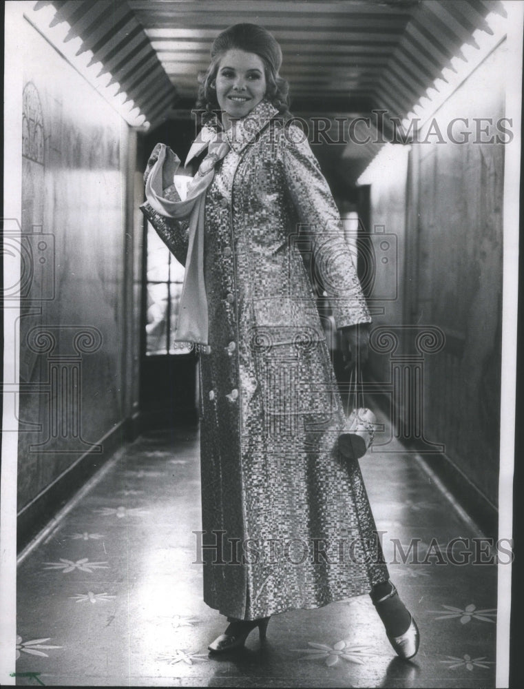 1970 Actress Fawne Harriman peers out from Gregory&#39;s boutique - Historic Images