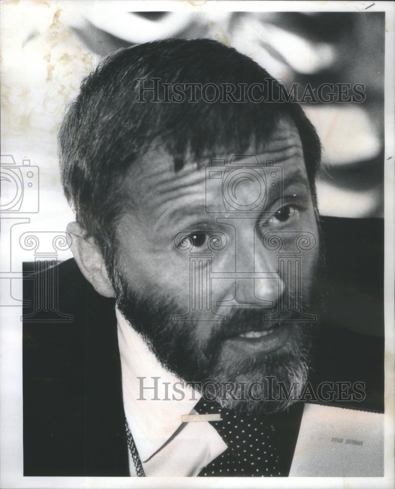 1976 Press Photo United Airlines Uniform Designer Herman Interview- RSA89993- Historic Images