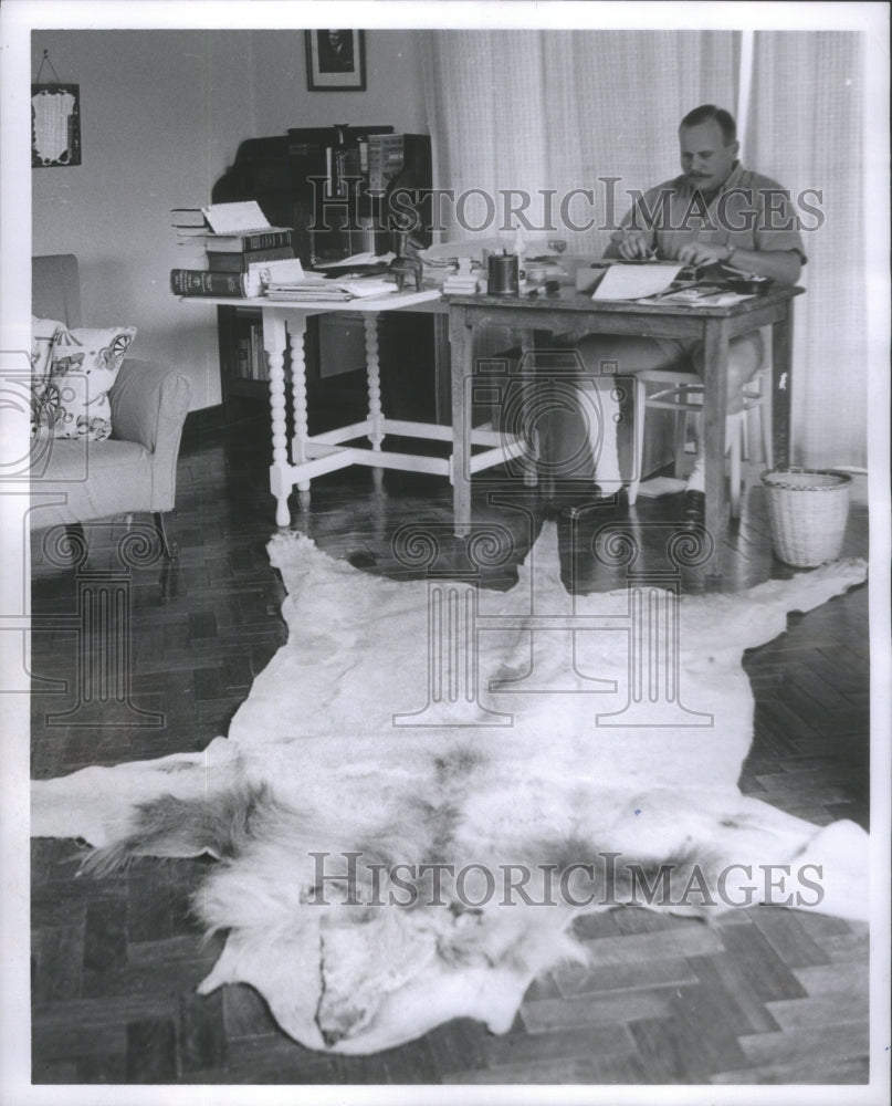 1962 Press Photo Big Game Hunter Hempstone House Lion Skin Rug - Historic Images