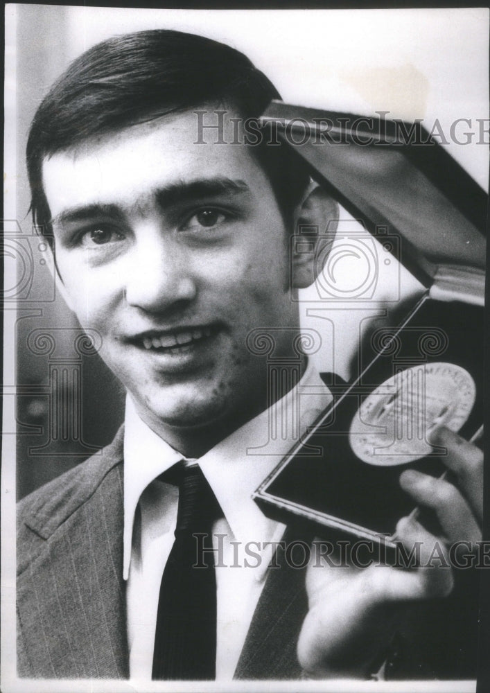 1971 Press Photo Kevin Hoban received a medal by Mayor Richard Daley- RSA90245 - Historic Images