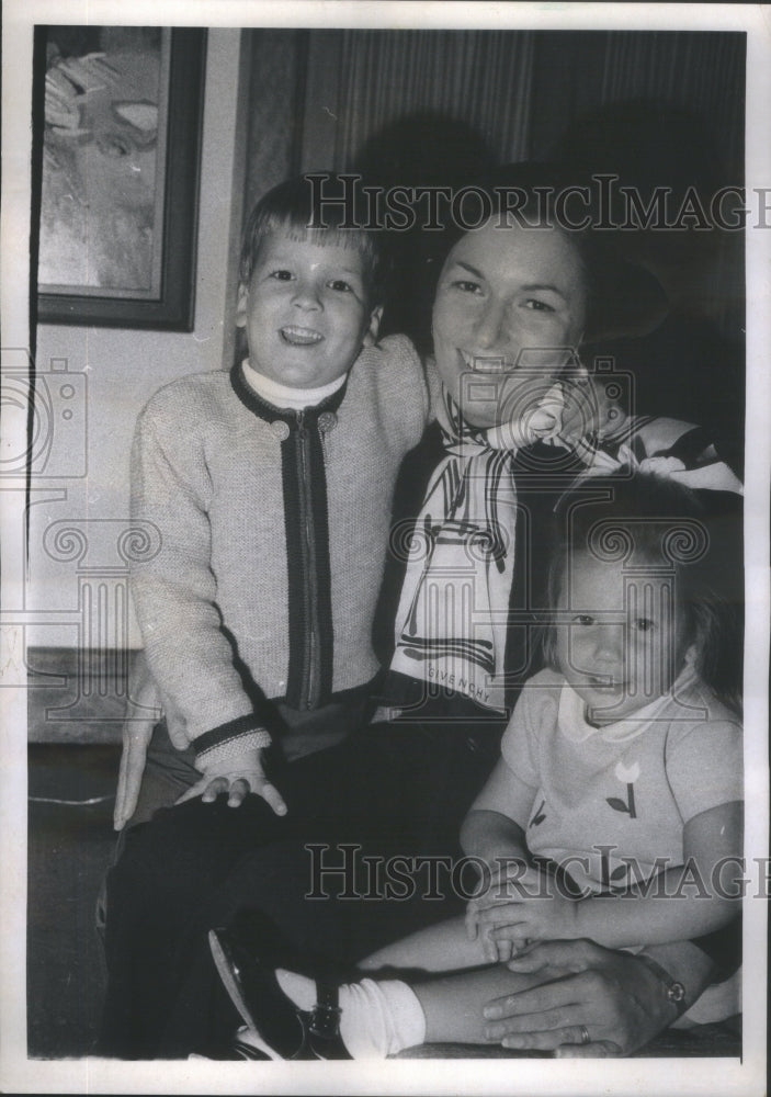 1970 Mrs. Marilou McCarthy Hedlund and her 2 children,Alderman cdt - Historic Images