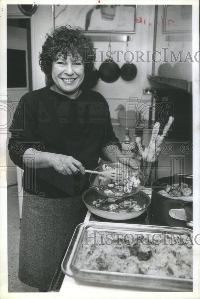 1982 Barboro Grunes teaching Cooking Teacher Mushroom Oxtails - Historic Images