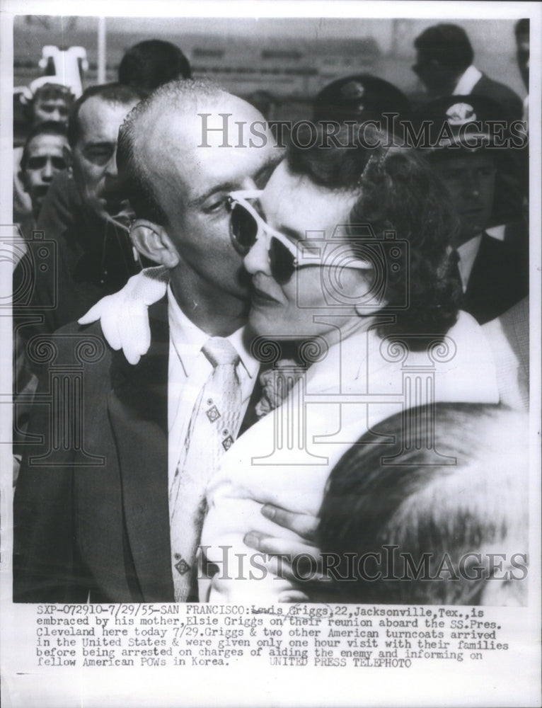 1955 Returning American Turncoat Griggs Kissing Mother San Francisco - Historic Images