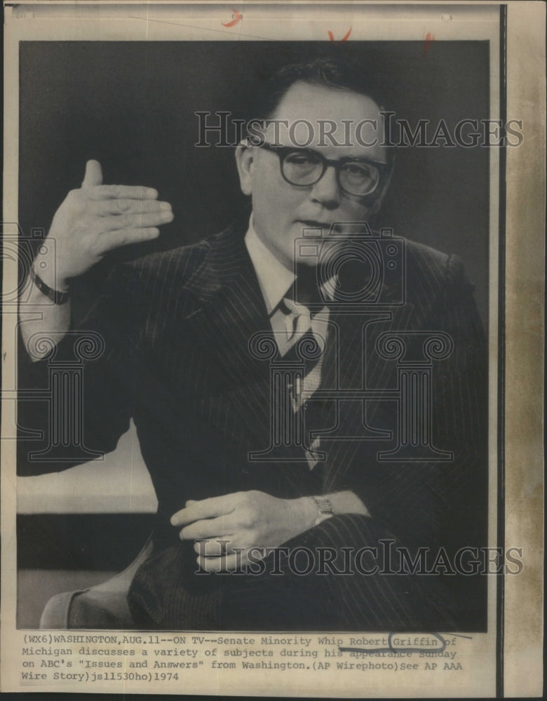 1974 Press Photo Senate Minority Whip Robert Griffin Issues Answers Washington - Historic Images