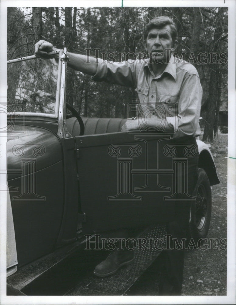 1977 Girl In Empty Grave Film Actor Griffith Entering Car - Historic Images