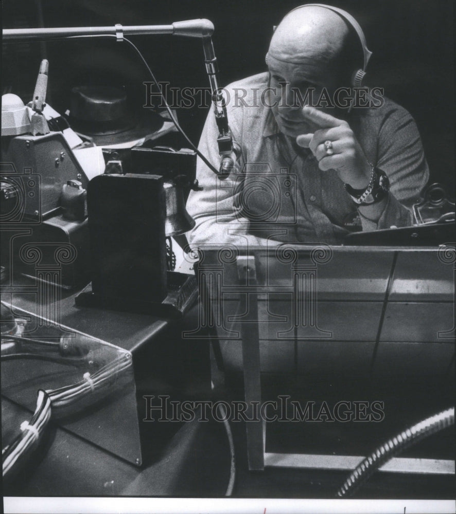 1972, WIND Disc Jockey The Legend Taking Calls Chicago- RSA91265 - Historic Images