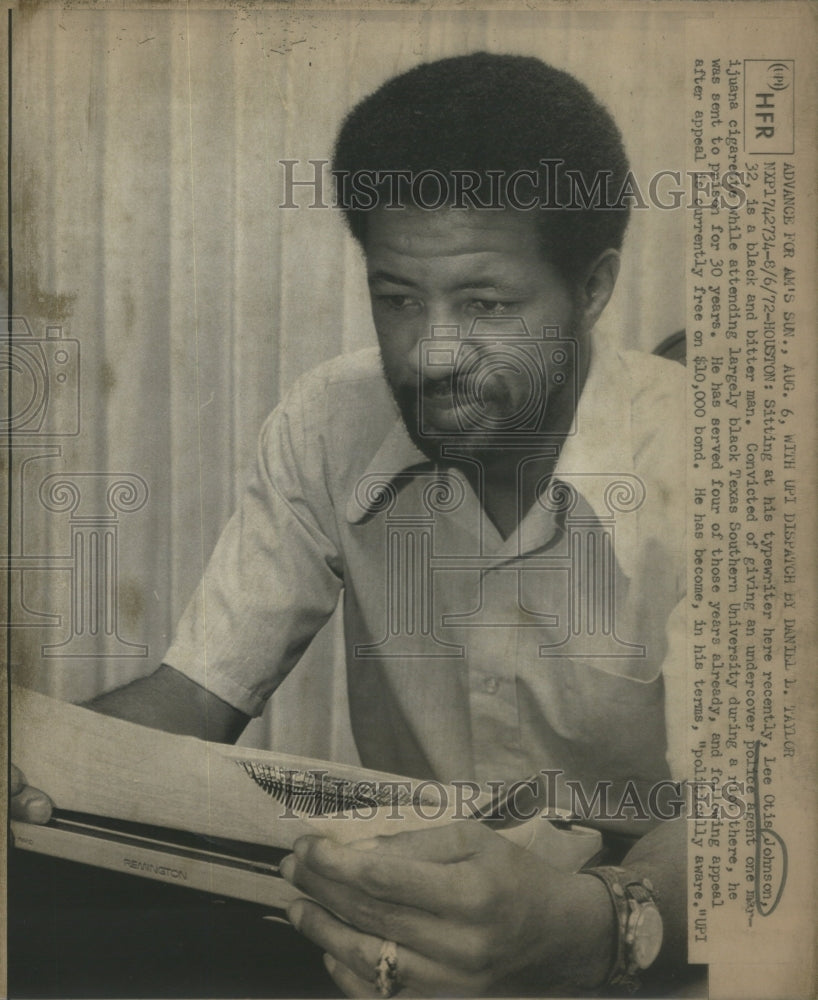 1972 Houston Man Johnson Freed From Jail Seated Typewrtier - Historic Images