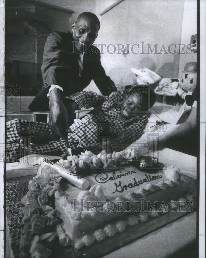 1974 Press Photo Children's Hospital Cook County Calvin Johnson Jr Graduates - Historic Images